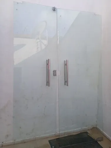 2 Portas de vidro. 2,48cm de altura por 97cm de largura. Tratar no fone: 99616_3575