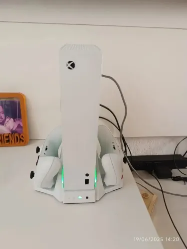 Xbox séries S com cooler exaustor que carrega os controles. R$ 1850
