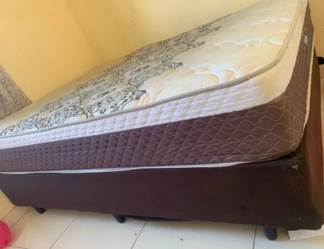 Cama box casal,com colchão alto.