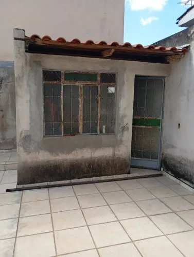 Porta e janela de metal e vidro.