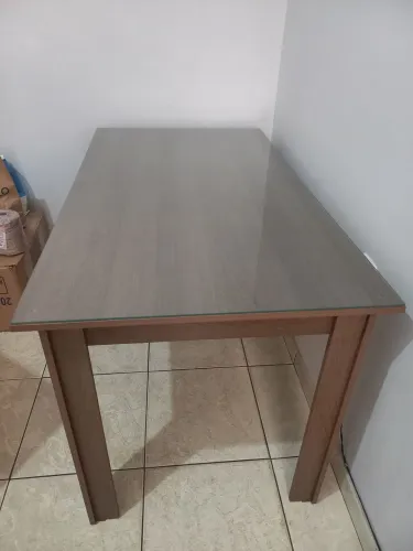 Mesa de 4 a 6 lugares com tampo de vidro