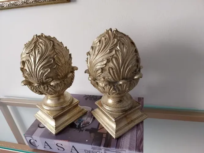 Pinhas barrocas douradas em resina