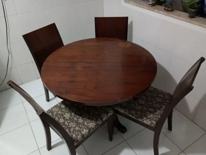 Vendo mesa colonial com quatro cadeiras estofadas