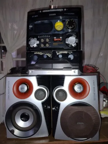 Rádio antigo Philips, caixas de Home Teather Lenoxx e DVD PLAYER PHILCO