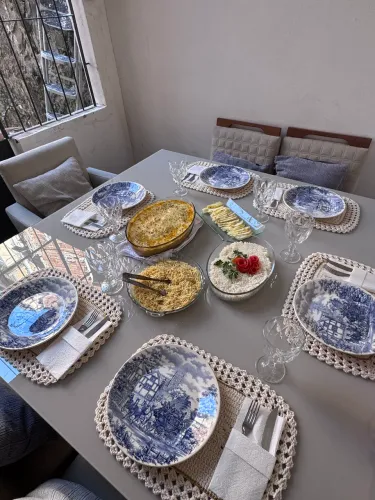     Mesa de Jantar com 4 Cadeiras + 2 Poltronas - Linda e Conservada