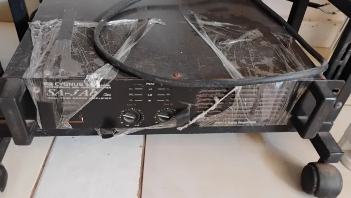 potência cygnus SA 3AB e mesa xenyx 1832 FX Behringer