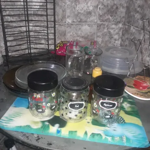 Lote de itens de cozinha , pratos, porta copo de parede , Portas mantimentos de vidro etc