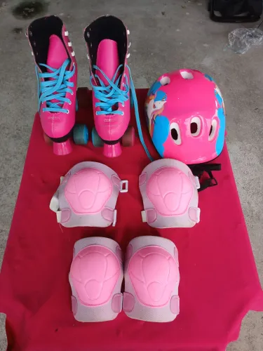 Conjunto patins infantil + capacete + kit proteção rosa - ótimo estado