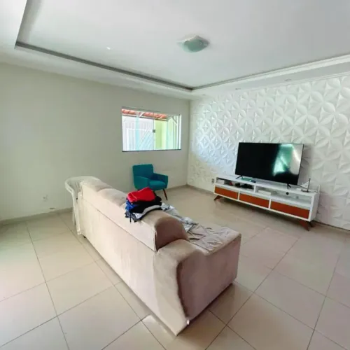 Vendo casa no Res. Itapuã, c/ 4 quartos, sendo 2 suítes, cozinha, sala de estar, quintal e