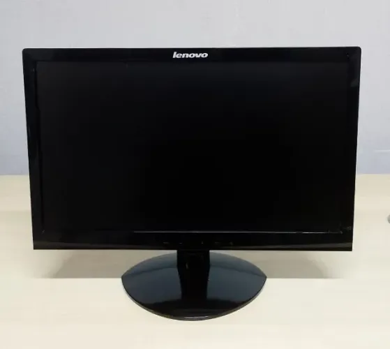 Monitor Lenovo 18.5" LED VGA/DVI/HDMI (adaptador) ideal para escritório!