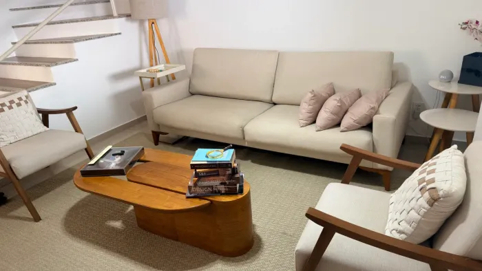 Conjunto sofá + poltronas + mesa de centro