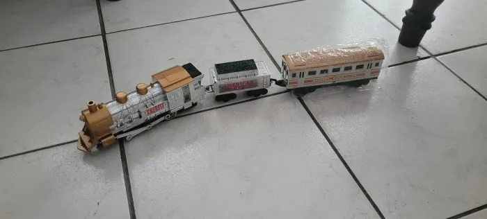 Trem antigo acende luz grande