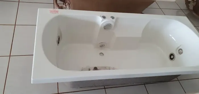 Banheira de Hidromassagem tam 1,70X0,75 cor Branca Marca Jacuzzi - completa c/ motor e aqu