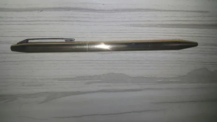 Caneta esferográfica Chromatic dourada americana com tinta vermelha e azul anos 70