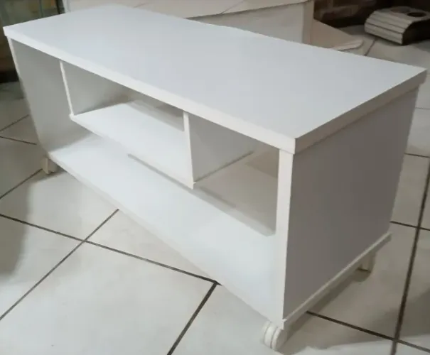 Rack branco com rodinhas 1,08 x 38 x 48 cm