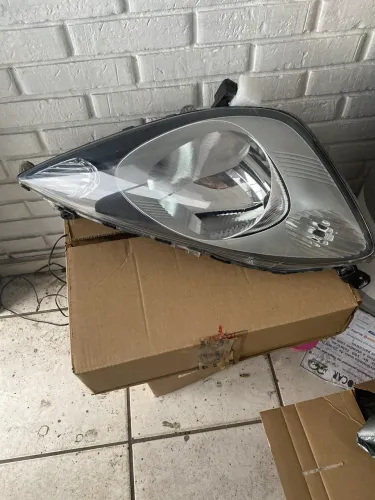 Farol dianteiro Honda Fit lado direito 