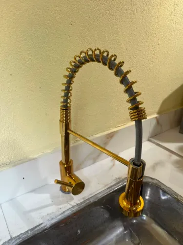 Vende-se Torneira Gourmet Dourada Flexível