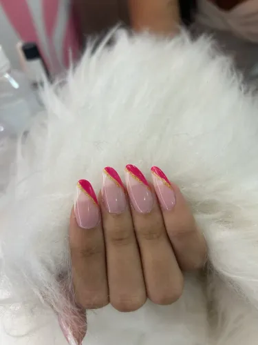 Precisa de manicure de preferência com cliente.
