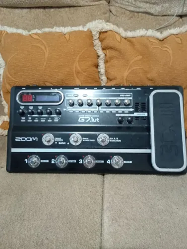 Pedaleira Zoom G7.1ut valvulada