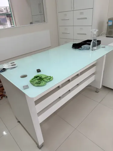 Mesa com tampo de vidro com MDF de qualidade escritório