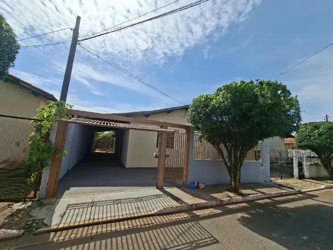 Casa em condomínio com suíte, quintal e escritório