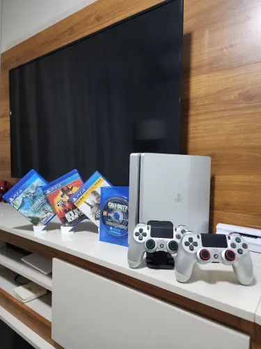 Playstation 4 Slim Edição Limitada | 4 Jogos | 2 Controles Originais + Acessórios