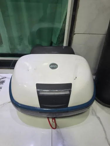 baú givi grande com encosto passageiro 47 litros com base