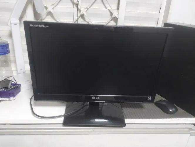 Monitor led 19" semarcas de uso. Barato. Tenho 3.