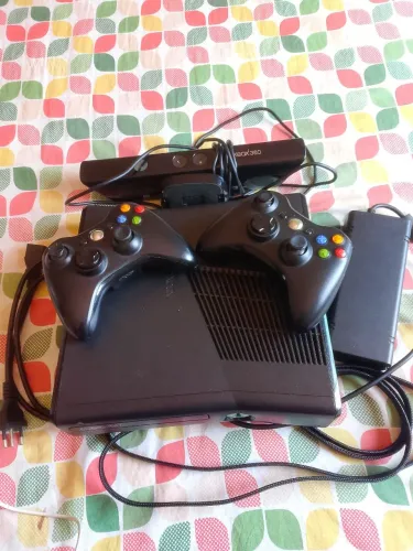 Xbox 360 Slim Completo + Kinect + 2 Controles + 50 Jogos!