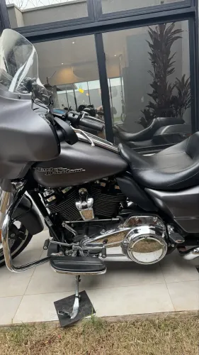 Harley-Davidson Street Glide 2017 - Cinza Fosco