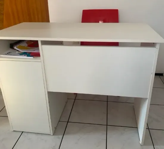 Mesa de Escritório/Home Office Branca com Gaveta e Porta - ótimo estado