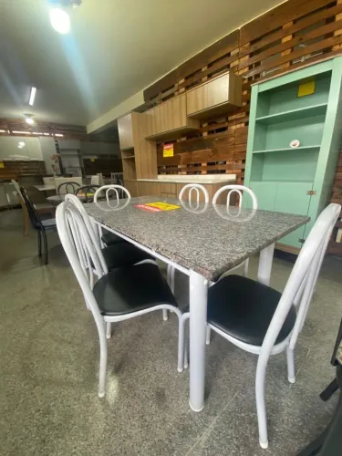 Conjunto de mesa com tampo em granito e cadeiras