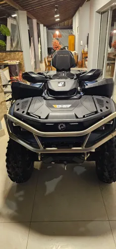 QUADRICICLO CAN AM OUTL MAX LTD BRP 1000C, 2026, com som original CAN AM. Estado de novo.