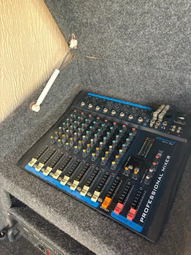 Mesa de som com amplificador