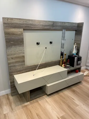 Painel com rack integrado