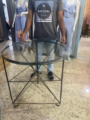 Mesa redonda com tampo de vidro