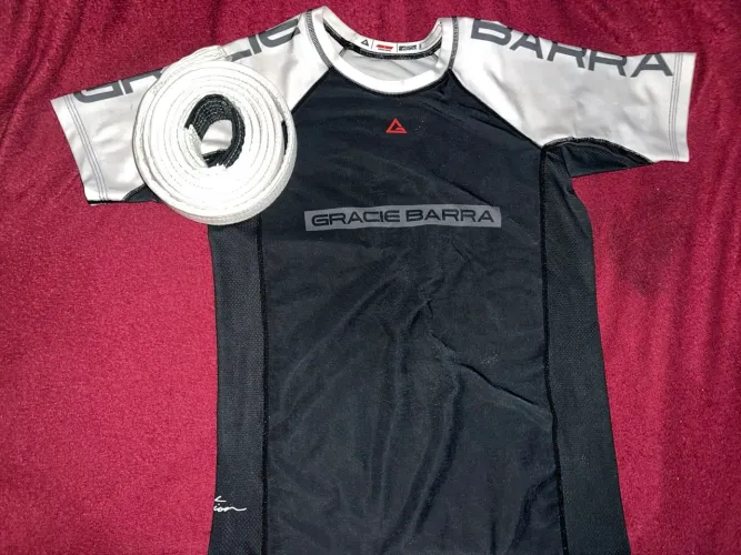 Rash M  e Faixa A2 Branca - Gracie Barra 