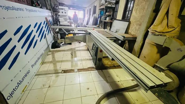Esquadrejadeira de precisão