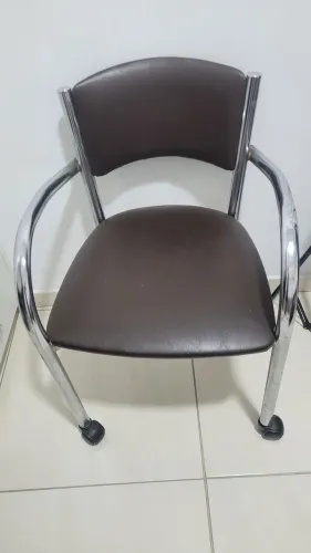 Cadeira reforçada com rodinhas.