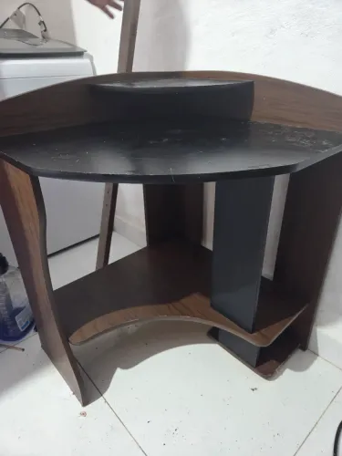 Mesa para computador de canto