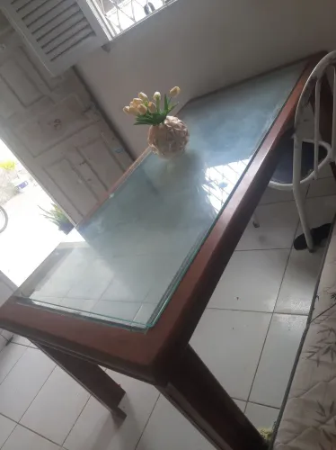 Vende-se uma mesa boa de madeira as pernas e por cima um vidro grande