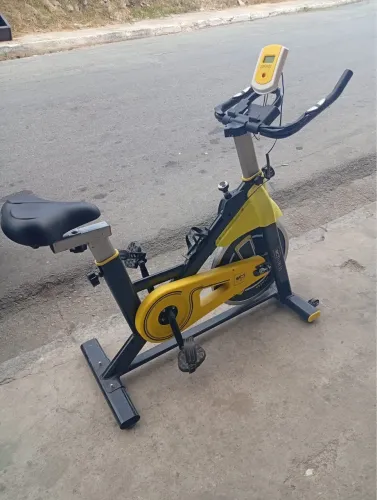 Bicicleta ergométrica WCT Fitness com roda inércia de 8kg capacidade para até 150kg