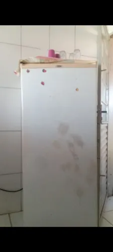 Vendo geladeira por 450 completo funcionando tudo e toda completa