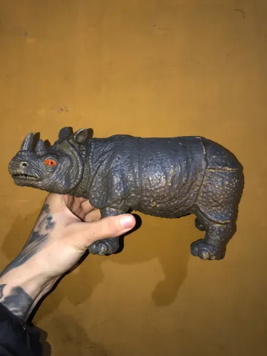 Boneco Rinoceronte Africano Antigo