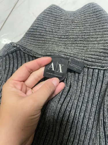 suéter/tricô Armani Exchange (A|X) cinza, tamanho P (S), em bom estado, sem rasgos. Novo
