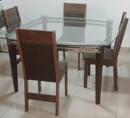Mesa de madeira,tampo de vidro om 4 cadeiras.