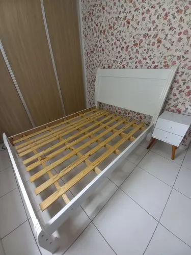 Cama casal + mesa cabeceira. Em Taubaté. Colchão é 188x138 cm, não incluso. Não entrego.