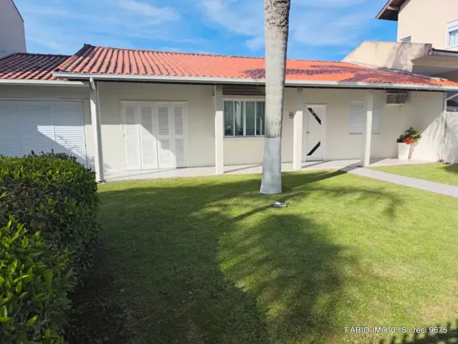 Imóvel para venda possui 180 metros quadrados com 3 quartos em Daniela - Florianópolis - S