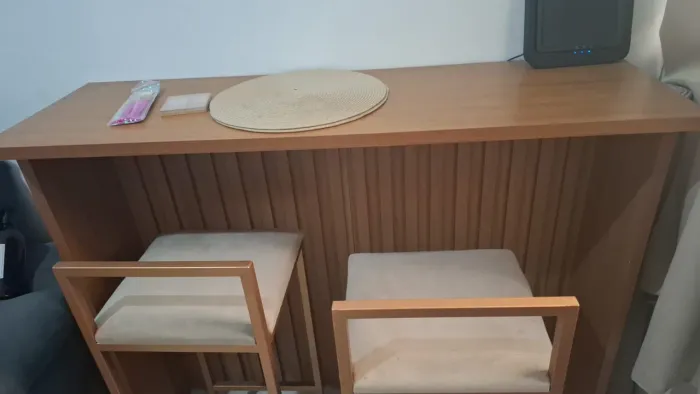 Bancada multi uso com banquetas