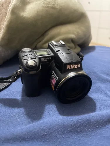 Camera nikon modelo COOLPIX 8700 (com caixa e com bateria) (câmera não funciona )